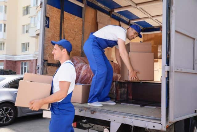 Umzugsfirma bringt ein Möbellift mit zum Umzug Beelitz
